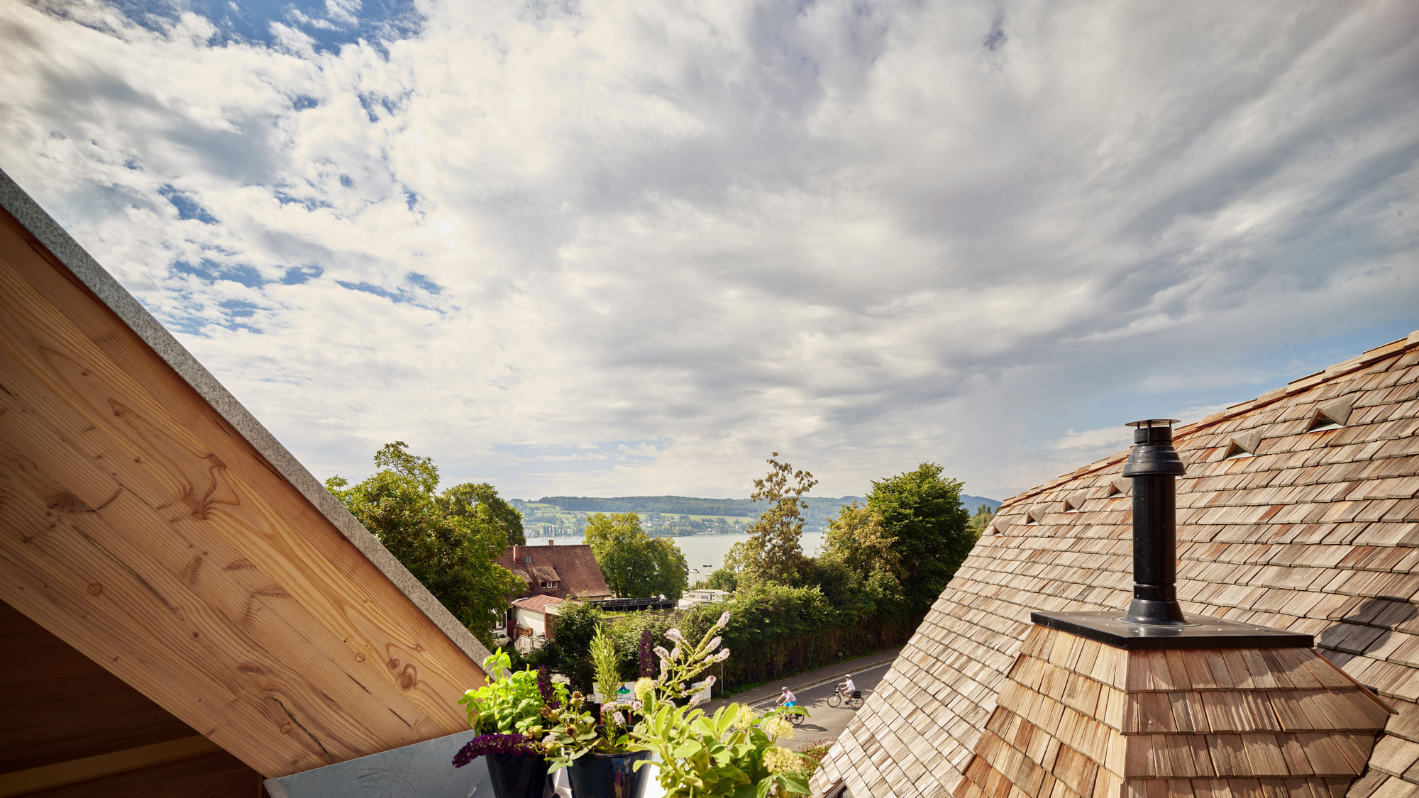 Blick über das Dach der Villa zum Bodensee